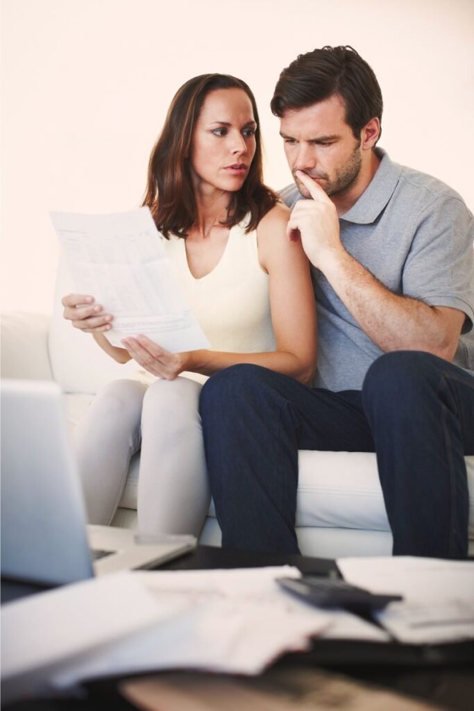 Persona analizando sus finanzas con calma y claridad mental - Dato Financiero.